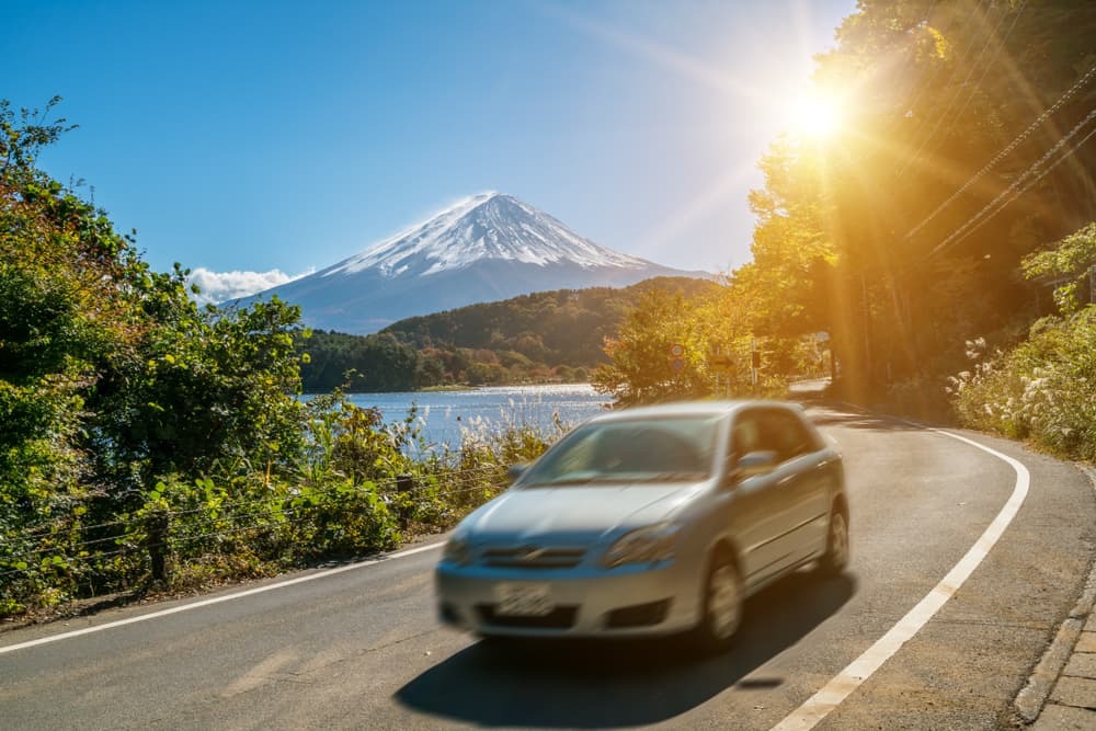 Voiture roulant près du Mont Fuji au Japon avec flou de mouvement montrant un mouvement rapide sur une route au lac Kawaguchiko.