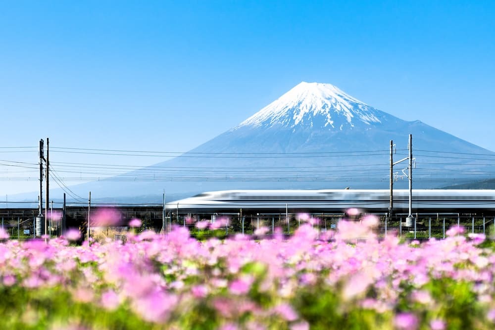 Train à grande vitesse Shinkansen passant devant le mont Fuji, Yoshiwara, préfecture de Shizuoka, Japon