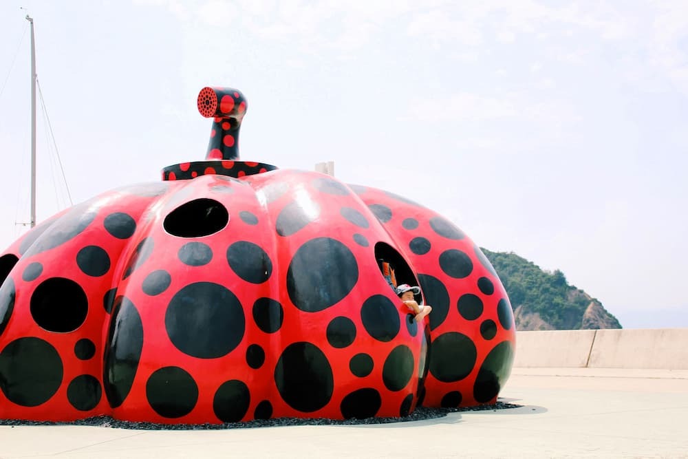 Citrouille rouge Kusama Yayoi à Naoshima, Japon