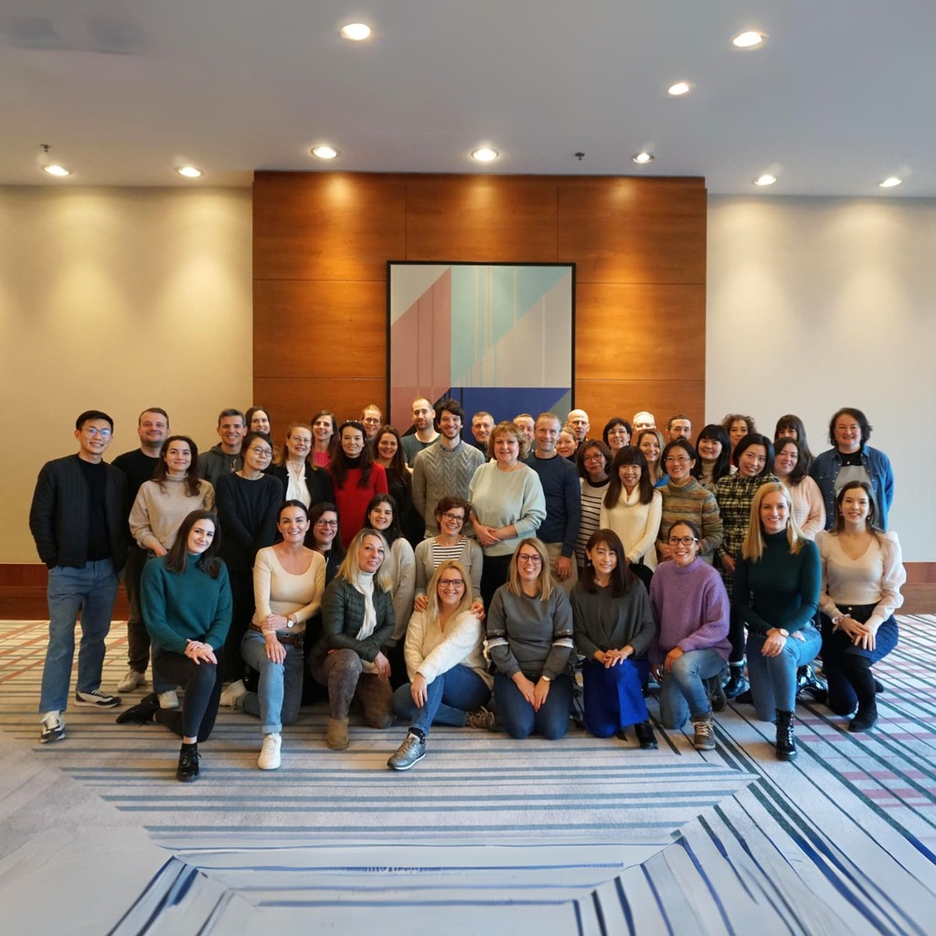 Photo de groupe de l'équipe de spécialistes du Japon, souriant ensemble.