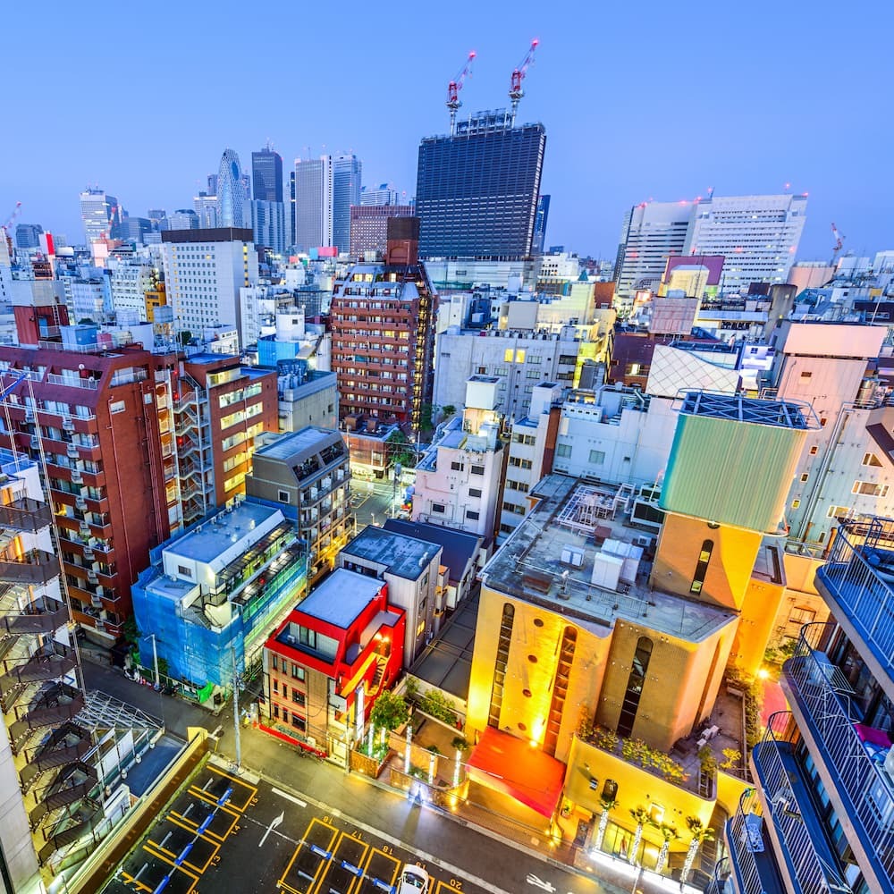 Shinjuku, Tokyo, Japon, paysage urbain au crépuscule