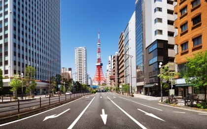 Route de la Tour de Tokyo à Shiba Koen, Minato, Tokyo, Japon