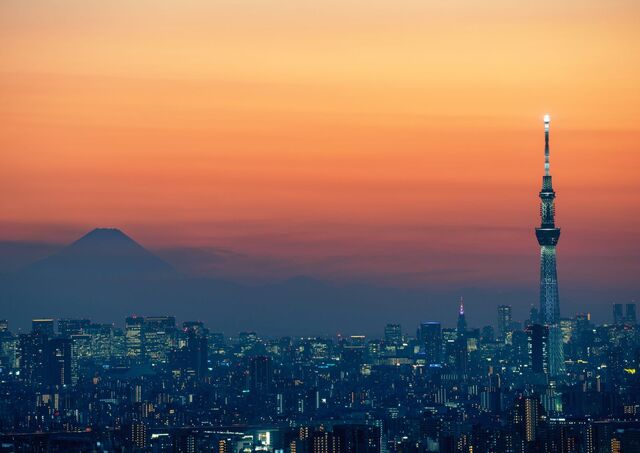 La Tokyo Skytree dans le paysage urbain avec le mont Fuji au loin au coucher du soleil, Tokyo, Japon