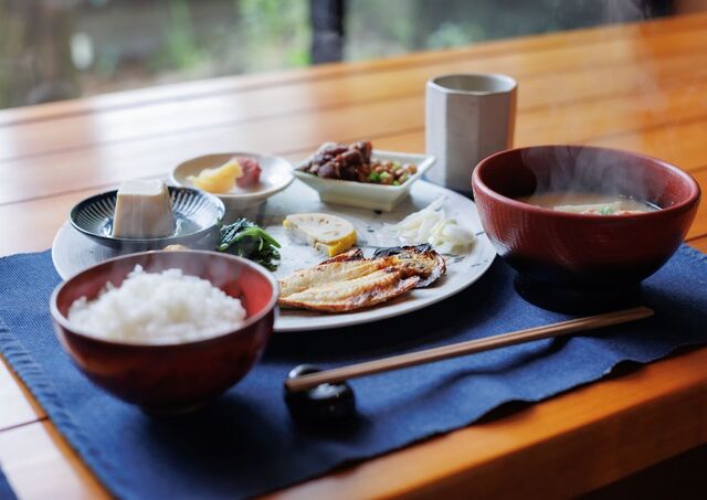 Petit déjeuner japonais traditionnel composé de riz et d’une soupe miso