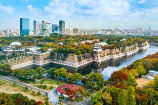 Château d’Osaka et skyline de la ville 