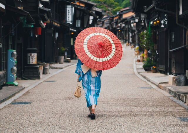 Femme en kimono dans les rues de Naraijuku, Japon