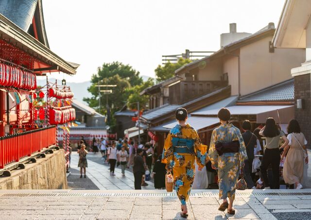 Jeunes femmes en kimono japonais traditionnel au sanctuaire Fushimi Inari 
