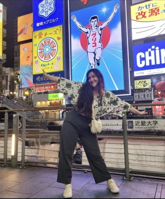 Devant la célèbre enseigne lumineuse de Glico Man dans le quartier de Dotonbori à Osaka