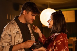 Couple partageant de la nourriture japonaise