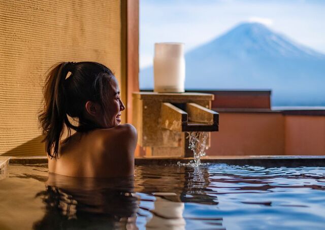 Jeune femme dans un onsen au Japon