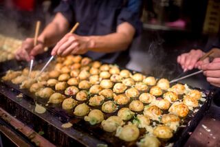 Takoyaki, street food emblématique d’Osaka 