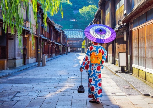 Jeune femme en yukata dans le quartier des geisha d’Higashi Chaya à Kanazawa, Japon