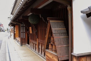 Ancienne brasserie de saké avec sugidama (boule d'aiguilles de cèdre)