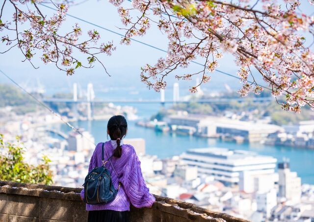 Touriste admirant Onomichi depuis les hauteurs de la ville, Japon