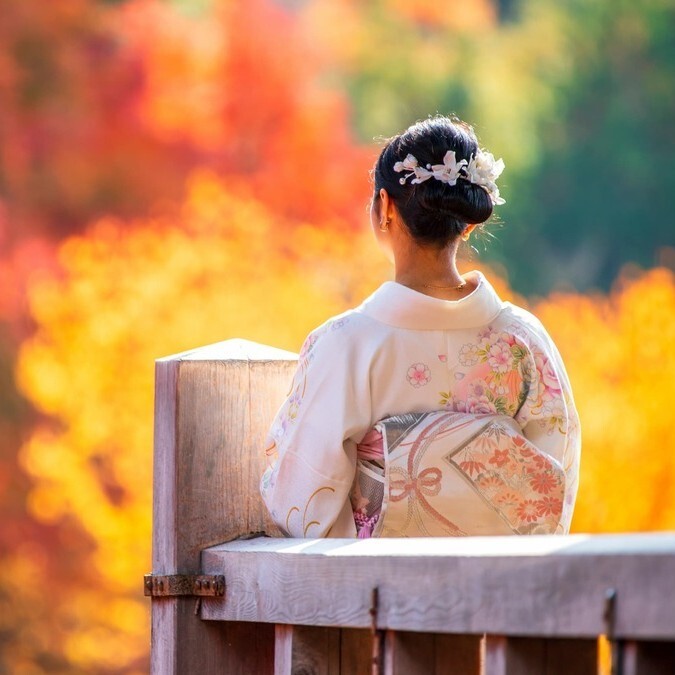 Jeune femme en kimono admirant le feuillage automnal à Kyoto, Japon