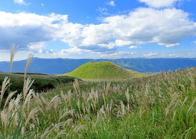 Vue de Komezuka, cône volcanique à Aso, Kumamoto, Japon