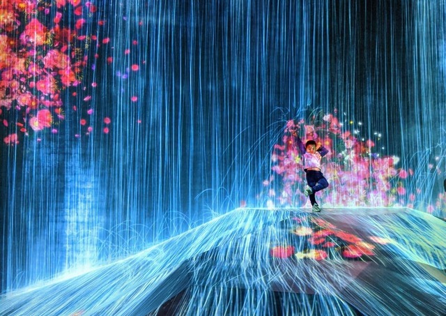 Enfant au teamLab Borderless, Japon