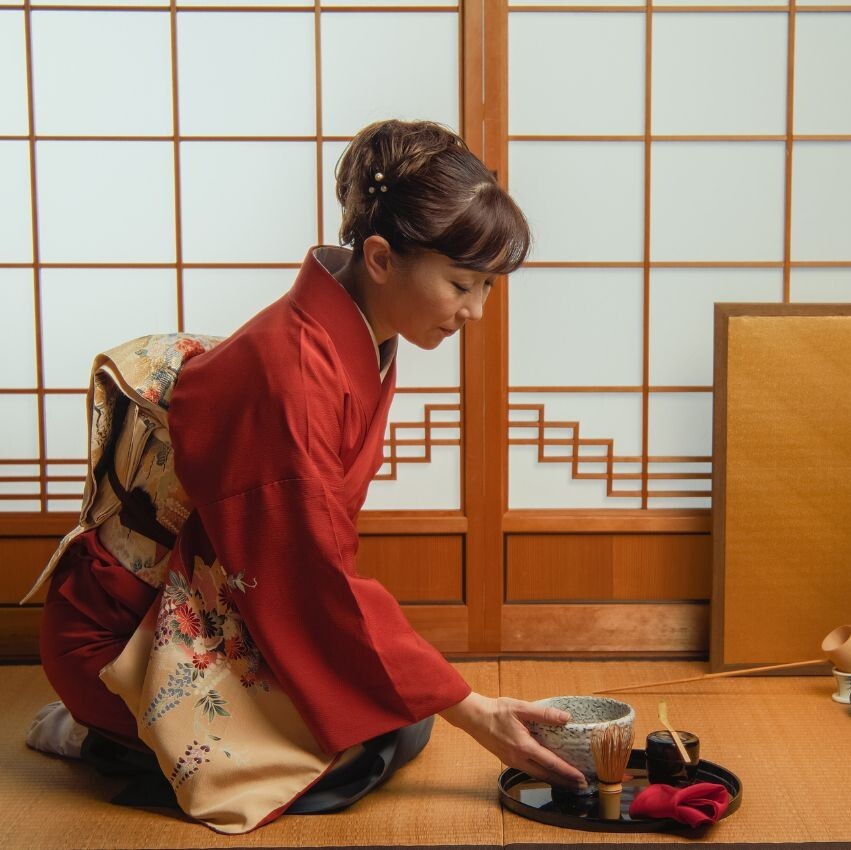 Maître du thé japonais en kimono pratiquant la cérémonie du thé, Japon