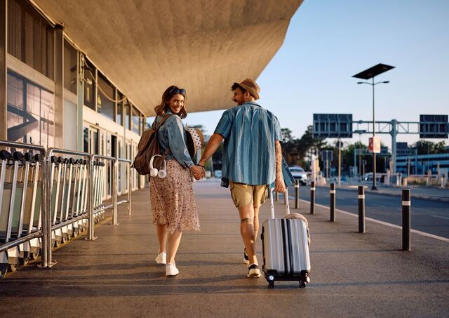 Couple à l’aéroport prêt à partir en vacances