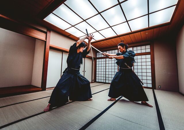 Samouraïs en plein entraînement dans un dojo traditionnel à Tokyo, Japon