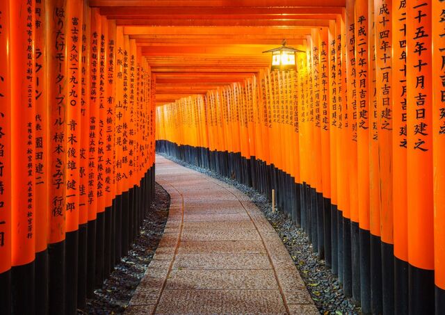 Torii japonais rouge avec inscriptions noires du sanctuaire Fushimi Inari, Kyoto, Japon