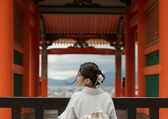 Jeune femme en kimono au temple Kiyomizu-dera, Kyoto, Japon