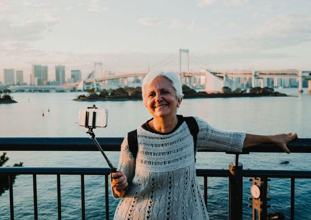  Touriste prenant un selfie avec une perche à Odaiba, Japon