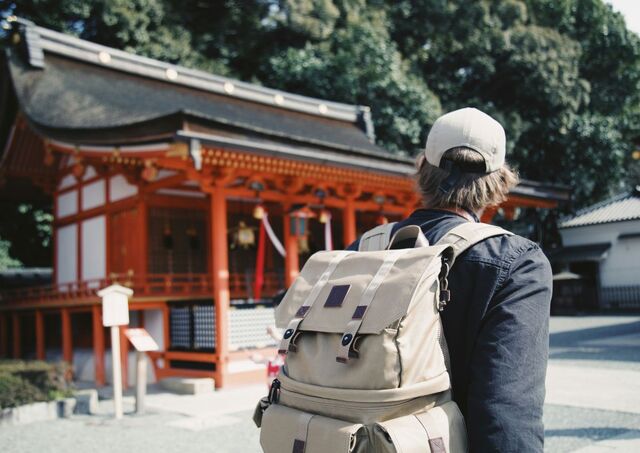 Touriste portant un sac à dos, Japon