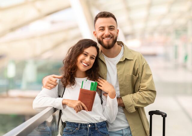 Couple montrant leurs passeports à l’aéroport