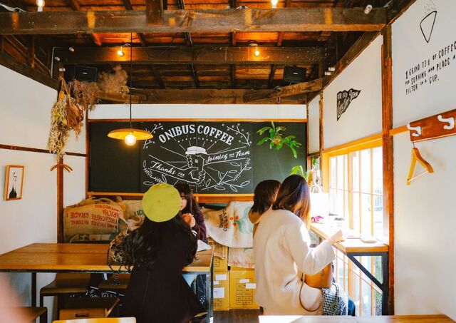 Clients assis à des tables dans un café chaleureux, Japon