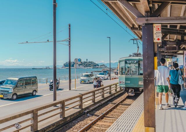 Train Enoden entrant en gare le long de la plage de Kamakura