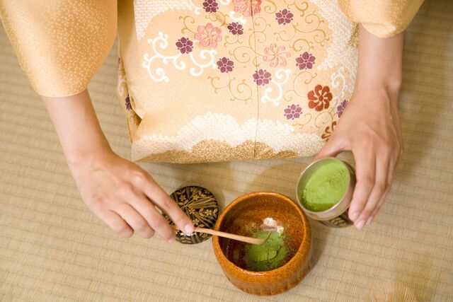 Femme en kimono en pleine cérémonie du thé 