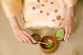 Femme en kimono en pleine cérémonie du thé 