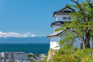 Château d’Hikone avec vue sur le lac Biwa 