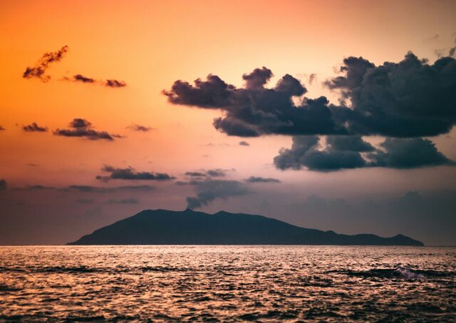 Île volcanique près de Yakushima au coucher du soleil, Kagoshima, Japon
