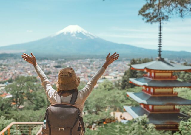 Jeune femme admirant la pagode Chureito avec le mont Fuji en arrière-plan, Japon