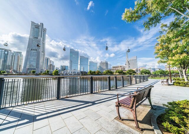 Parc promenade de Yokohama Minato Mirai le long de la rivière