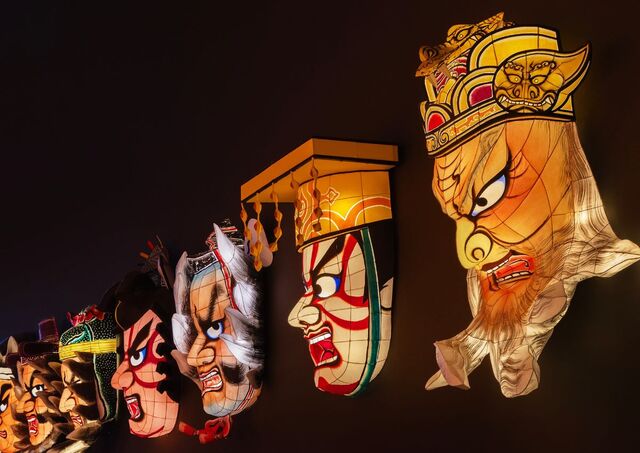 Lanternes de papier du festival Nebuta illuminées, préfecture d'Aomori, Japon.