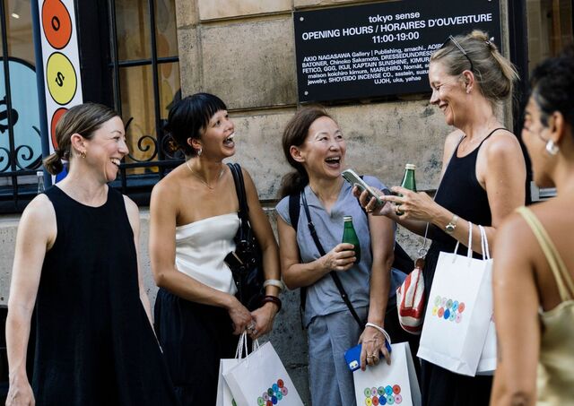 Clientes devant le pop-up store 