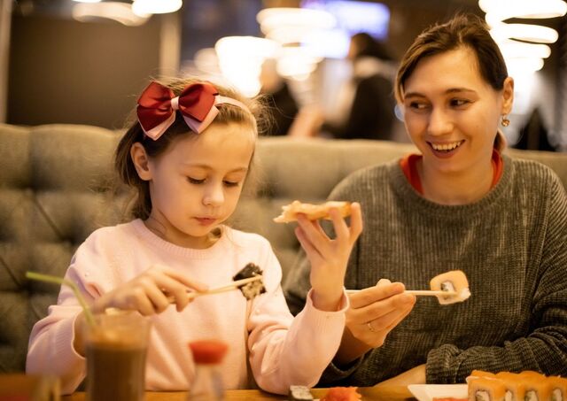 Mère et fille au restaurant au Japon