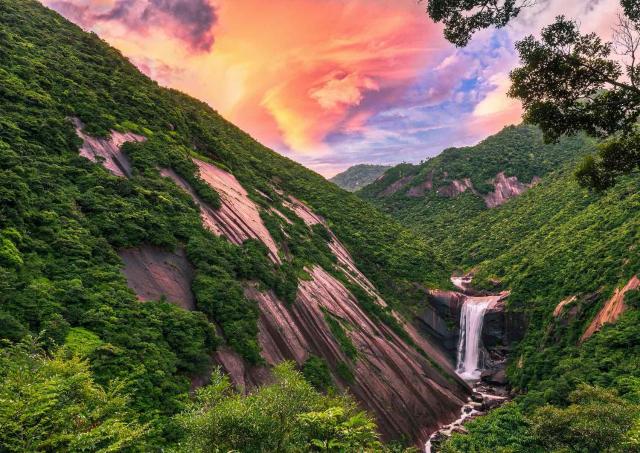 Chute d'eau de Senpiro, île de Yakushima