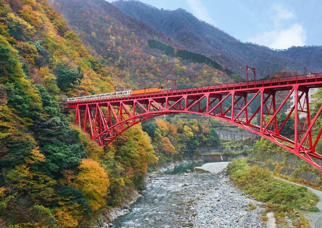 Pont de Yamabiko sur les gorges de Kurobe