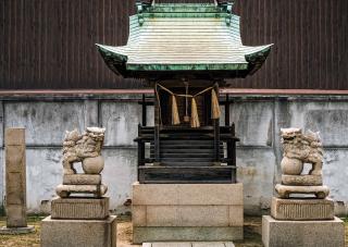 Sanctuaire shinto au bord de la route