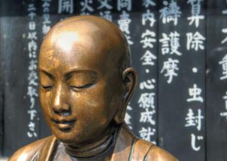 Bouddha en cuivre près du temple Senso-ji de Tokyo