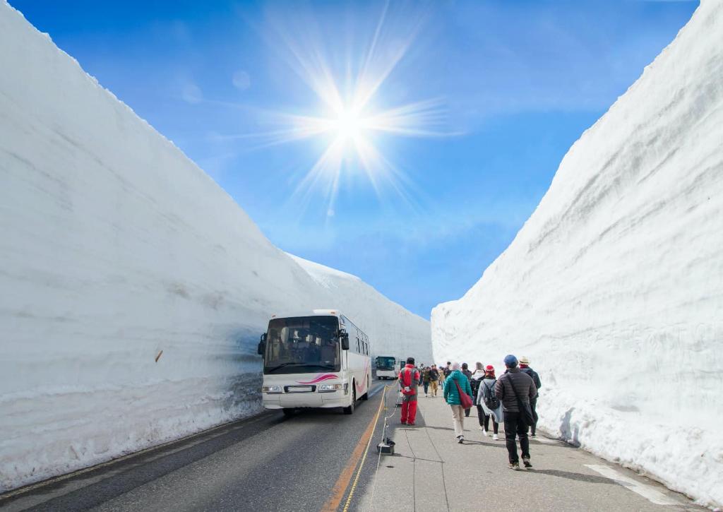 Les murs de neige de la route alpine de Tateyama Kurobe