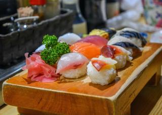 Bar à sushi à Okinawa 