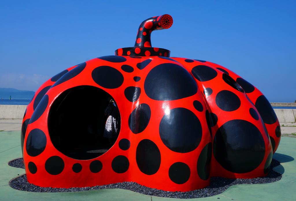 Sculpture de citrouille rouge de Yayoi Kusama, site Benesse Art, Naoshima