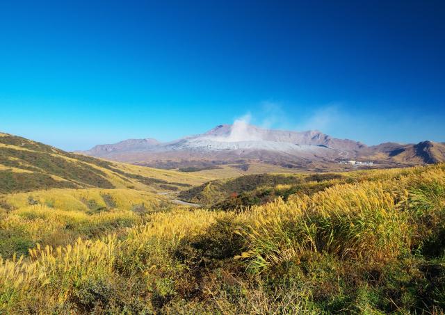 Fumée s'élevant du mont Aso en automne