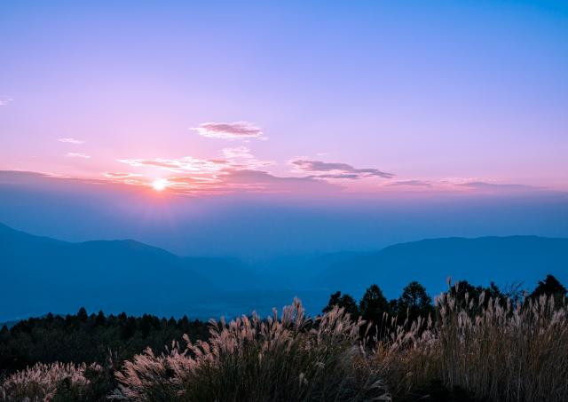 Coucher de soleil sur le cratère extérieur du mont Aso