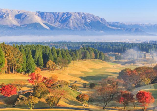 Les visiteurs peuvent jouer au golf au pied du mont Aso
